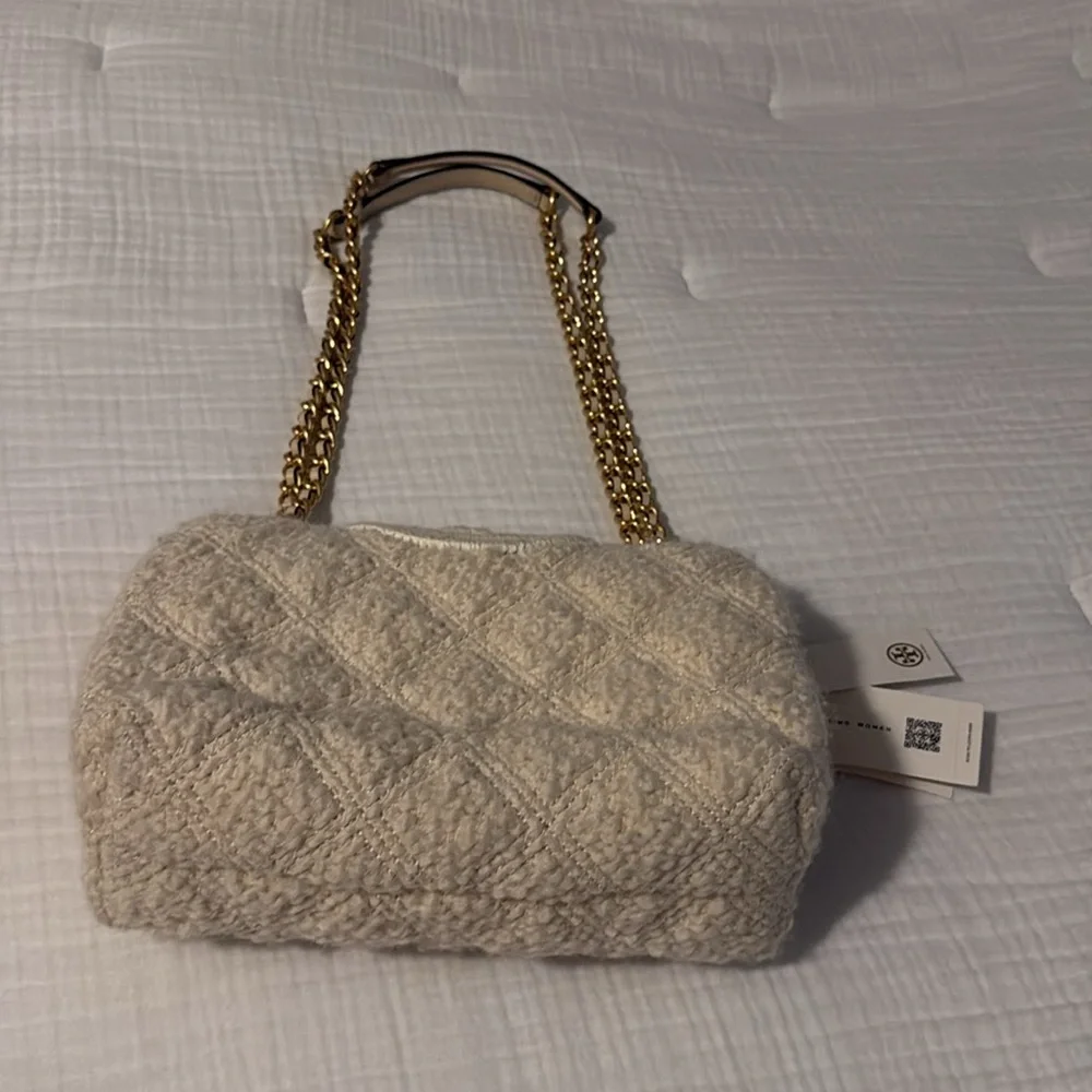 Tory Burch Cream Shoulder Bag with Gold Chain - Picture 2 of 7
